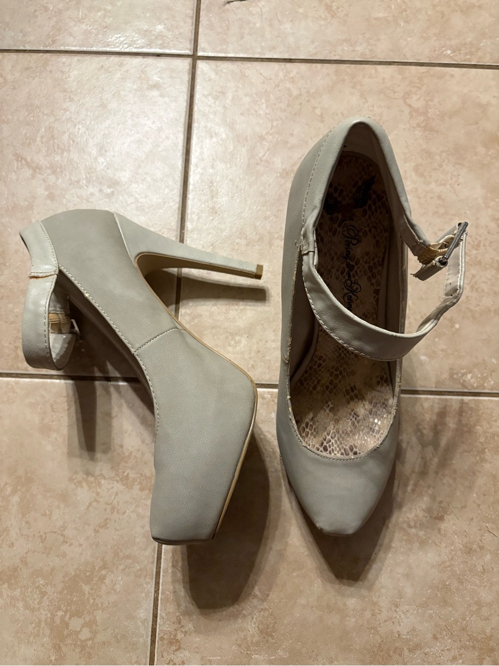 Women’s Cream Platform Pumps size 9